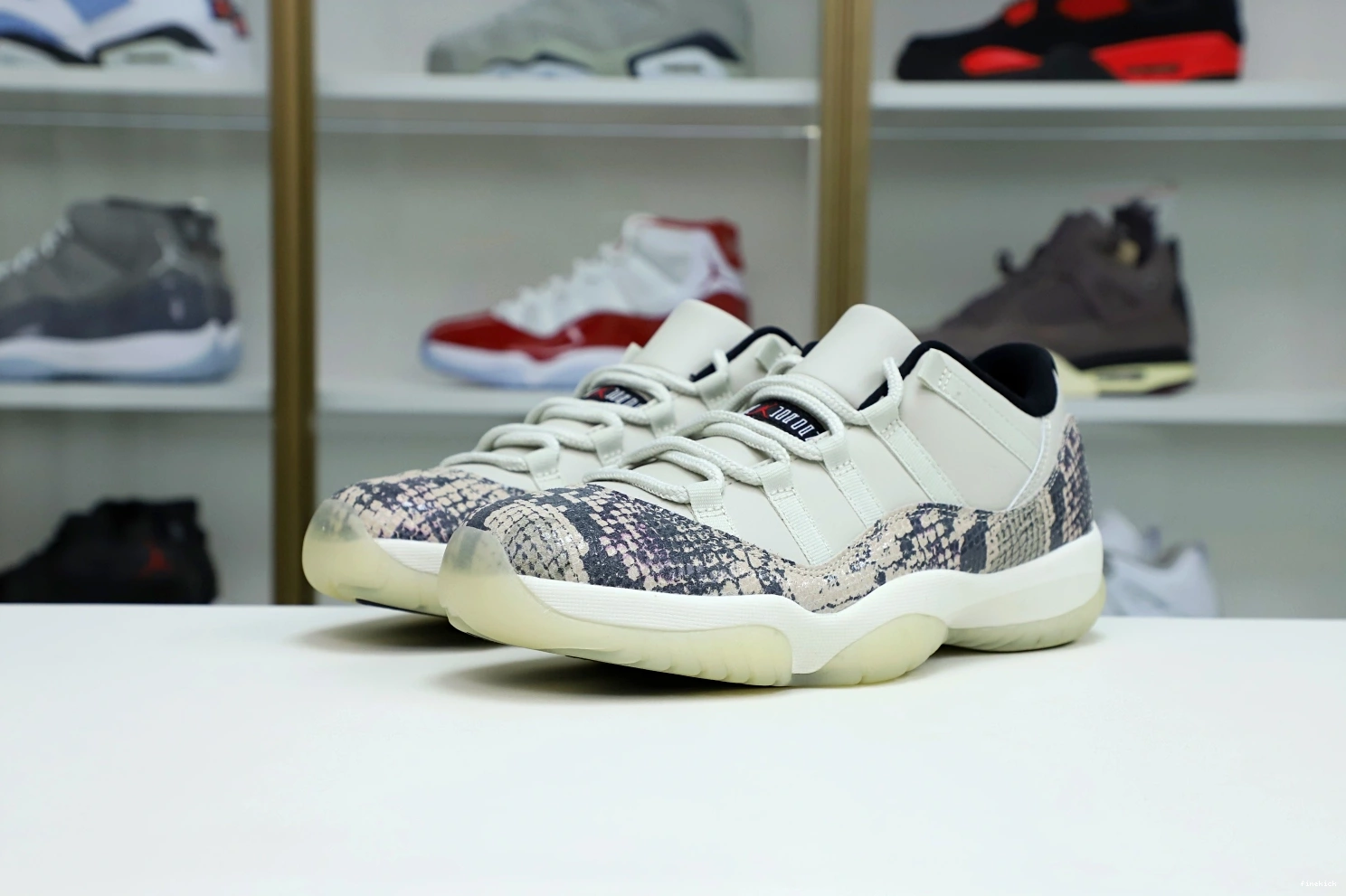 LOW AIR 11 LIGHT BONE SNAKESKIN JORDAN 0925